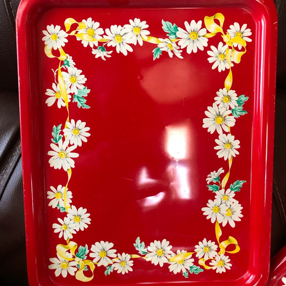 Set of 2 Vintage metal Red Floral Decorative Tray 1 approximately 12“ x 17“